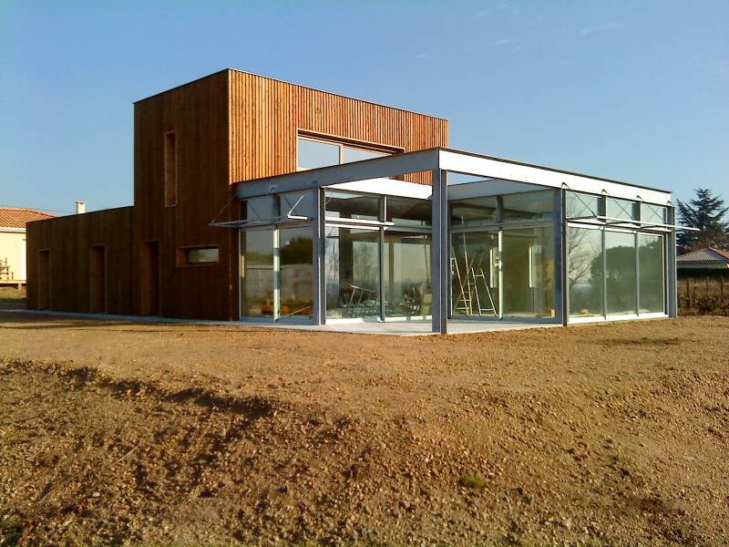 Maison architecturale en bois et verre sur mesure