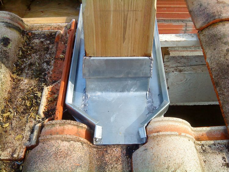 Entourage en zinc sur poteau bois pour étancheite de maison arcachon 