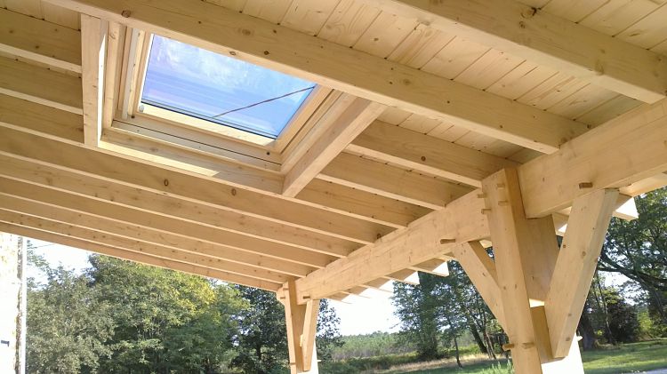 Fabrication de porche en terrasse avec Velux à Martillac