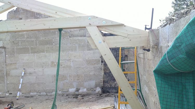 mise en place et réglage d'une charpente bois sur mur en pierre à Léognan 33850