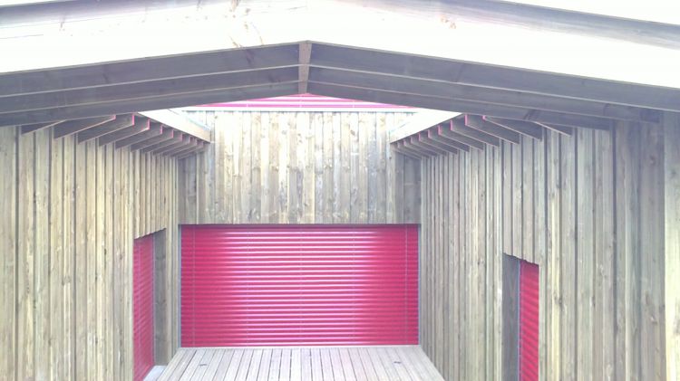 maison traditionnelle en bois avec toit végétalisé en Gironde