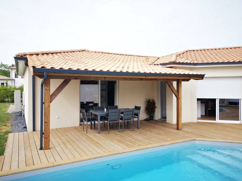 Pergola attenant a une maison d'habitation sur la commune de LA BREDE 33650