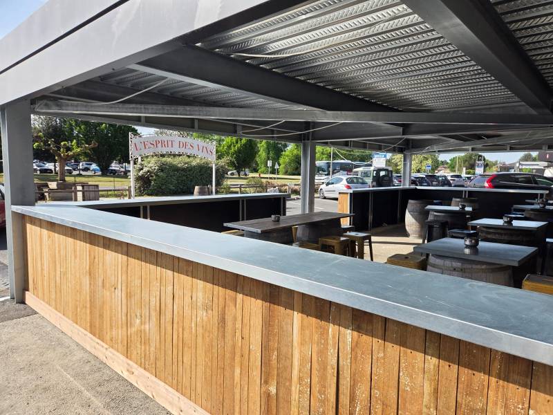 La Brède dans le sud gironde : Réalisation d’un comptoir de bar sur mesure en ossature bois et bardage autoclave